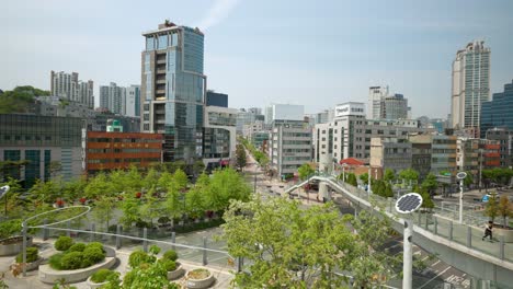 La-Pasarela-Elevada-Del-Parque-Del-Cielo-Seoullo-7017-Sobre-Las-Calles-De-La-Ciudad-De-Corea-Del-Sur,-Seúl