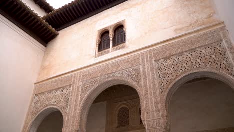 Inclinación-Cinematográfica-En-Cámara-Lenta-Hacia-Abajo-Dentro-Del-Patio-Interior-Del-Palacio-De-La-Alhambra