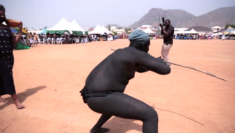 Ein-Nigerianischer-Gbagyi-Mann-In-Dunklem-Schwarz-Führt-Auf-Einem-National-Youth-Service-Corps-Festival-Einen-Traditionellen-Jagdtanz-Auf