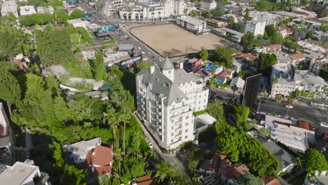 Disparo-De-Drones,-Volando-Sobre-El-Histórico-Hotel-Chateau-Marmont-En-West-Hollywood,-California,-Junto-A-Sunset-Strip