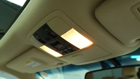 Vista-Interior-De-La-Consola-De-Techo-Toyota-Land-Cruiser-Prado-Tx-Con-Luces