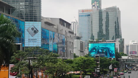 Centro-De-La-Ciudad-De-Bangkok-Enormes-Paredes-Y-Pantallas-Publicitarias-En-El-Mundo-Central,-Centro-Moderno-De-La-Ciudad-Cubierto-Con-Pantallas-Publicitarias-Brillantes