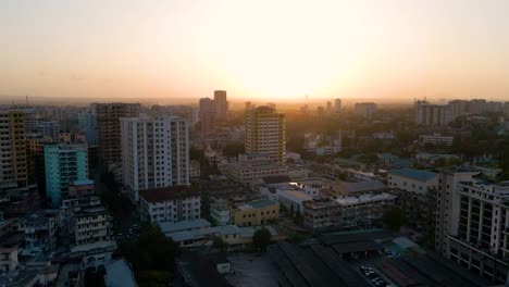 Dar-Es-Salaam---Tansania---16.-Juni-2022---Stadtbild-Von-Dar-Es-Salaam-Bei-Sonnenuntergang-Mit-Wohn--Und-Bürogebäuden