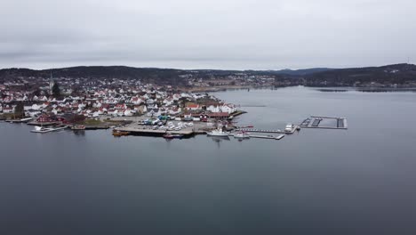 Acercándose-A-Los-Jóvenes-Vetlesen-Y-Rc-Lillesand-Y-Rescatando-A-Los-Barcos-Askeladden-Sar-De-La-Compañía-De-Rescate-Noruega---Vista-Aérea-Desde-La-Distancia-Mientras-Se-Acerca-Lentamente-Durante-La-Madrugada