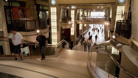 Grupos-De-Compradores-Y-Turistas-Bajando-Las-Escaleras-Del-Teatro-Dolby