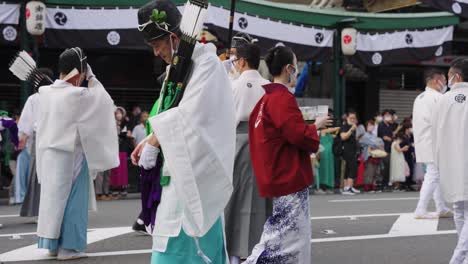 Té-Verde-Servido-A-Los-Sacerdotes-Del-Santuario-De-Gion-Mientras-El-Desfile-Del-Festival-Toma-Un-Breve-Descanso