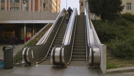 La-Gente-Viaja-En-Escaleras-Mecánicas-Desde-La-Plaza-Szell-Kalman-Hasta-La-Calle-Várfok