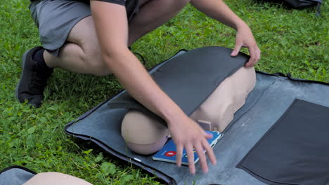 Präsentation-Der-Erste-Hilfe-Herz-Lungen-Wiederbelebung-Und-Demonstration-Des-AED-Hilfspakets-In-Zeitlupe