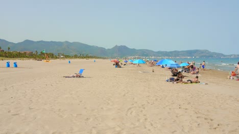 Touristen-Genießen-Den-Sommerstrand-Von-Pinar-In-Castellón,-Spanien-–-Weitwinkelaufnahme