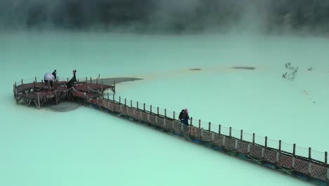 Menschen,-Die-Auf-Einer-Extremen-Brücke-Im-Schwefelsee-Bei-Kawah-Putih-In-Bandung-Laufen,-Luftaufnahmen