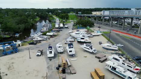 Bootshafen-Dockingstation-Und-Reparaturstation,-Rotierende-Drohnenaufnahme