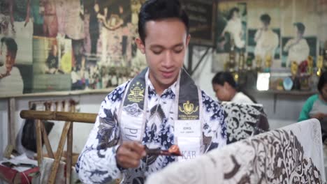 Ein-Junger-Mann-Macht-Batik-In-Seinem-Alten-Haus-In-Cirebon