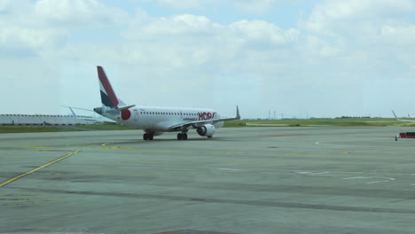 Weitwinkelaufnahme-Eines-Air-France-Hop-Jets,-Der-In-Richtung-Start--Und-Landebahn-Des-Flughafens-Charles-De-Gaulle-Rollt