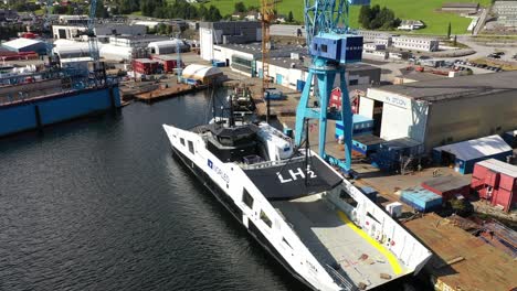 Weltweit-Erste-Wasserstoffbetriebene-Fähre-Hydra-Auf-Westcon-Werften-Für-Die-Installation-Von-Wasserstoffausrüstung-–-Weißer-Flüssigwasserstofftank-Neben-Dem-Steuerhaus-Installiert-–-Luftaufnahme-Olensvag-Norwegen