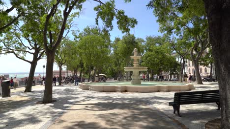 Der-Alcantara-Garten-Ist-Einer-Der-Größten-Und-Berühmtesten-Aussichtspunkte-In-Lissabon