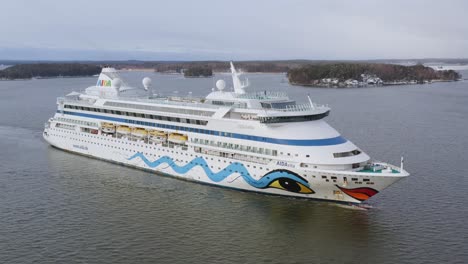 El-Buque-De-Crucero-Aidavita-Avanza-A-Través-De-Una-Calle-Estrecha-En-El-Suroeste-De-Finlandia