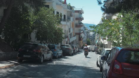 Vorstadtstraße-Von-Athen-Zwischen-Wohnungen-Im-Sommer