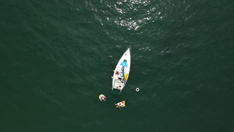 Viajeros-Relajándose-Tranquilamente-En-La-Idílica-Playa-De-Níquel-En-Port-Colborne,-Ontario,-Canadá