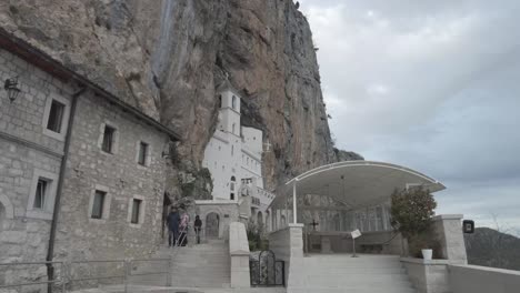 Besucher-Steigen-Am-2.-August-2022-Die-Treppe-Des-Ostrog-Klosters-In-Montenegro-Hinab