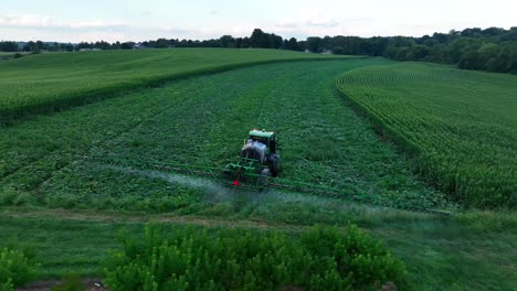 John-Deere-Sprühgerät-Im-Feld