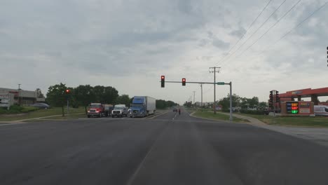 Reisen-In-Der-Gegend-Von-Chicago,-Illinois,-Vororten,-Straßen-Und-Autobahnen-Im-POV-Modus-An-Der-Ampel