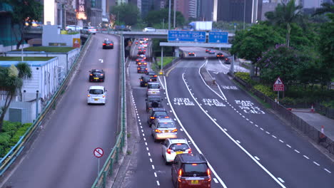 Centro-De-La-Ciudad-Metropolitana-Horas-Pico-Tráfico-Y-Contaminación-Con-Taxi-Y-Autobús