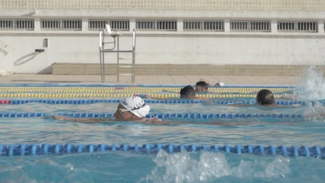 Professional-swimmers-swimming-with-one-hand-in-superman-modus-towards-the-finish-line