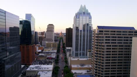 Vista-Aérea-Hacia-El-Capitolio-Del-Estado-De-Texas,-Sobre-La-Avenida-Del-Congreso-En-Austin,-Estados-Unidos