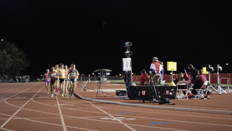 Las-Corredoras-Profesionales-Compiten-En-Un-Evento-De-Distancia-En-El-Stanford-Invitational-2015-Por-La-Noche-Bajo-Las-Luces.