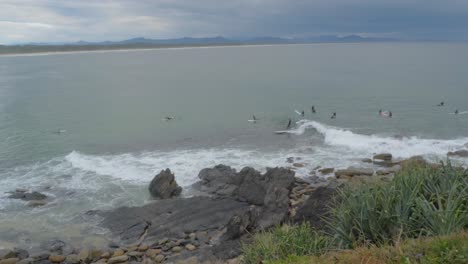 Grupo-De-Gente-Atlética-Surfeando-En-Scotts-Head---Gente-En-La-Plataforma-De-Observación-En-Scotts-Head-Lookout-En-Nsw,-Australia