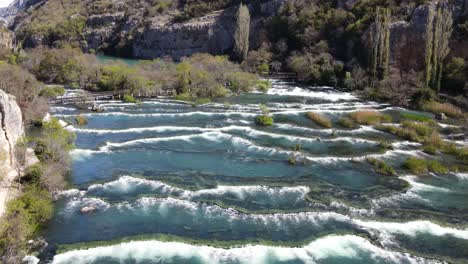 Las-Estructuras-De-Travertino-Se-Forman-En-Agua-Con-Altas-Concentraciones-De-Bicarbonato-De-Calcio-Disuelto-Río-Krka,-Croacia