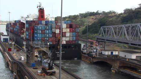 Containerschiff-Verlässt-Die-Letzte-Kammer-Der-Miraflores-Schleusen,-Panamakanal