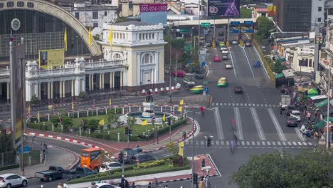 Estación-De-Tren-De-Bangkok-Y-Tráfico-En-Bangkok,-Tailandia-Durante-El-Día