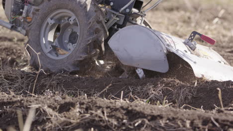 Rototiller-Arbeitet-Am-Mutterboden,-Landwirtschaft-In-Schweden,-Zeitlupen-Nahaufnahme