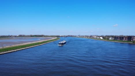 Buque-Cisterna-Navegando-En-La-Vía-Navegable-Del-Río-Norte-Cerca-De-Hendrik-ido-ambacht,-Países-Bajos