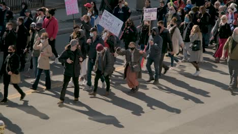 Menschen-Marschieren-An-Einem-Sonnigen-Tag-In-Montreal-Durch-Die-Straßen,-Um-Gegen-Die-Sperrung-In-Quebec-Zu-Protestieren