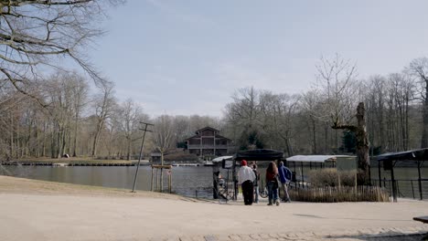 Toma-Amplia-Que-Muestra-A-Los-Turistas-En-Línea-Esperando-El-Ferry-Durante-El-Hermoso-Clima-En-El-Lago-Bois-De-La-Cambre-En-Bruselas