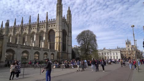 La-Gente-Pasa-Junto-A-Kings-College-En-Un-Día-Soleado