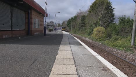 Eine-Totalaufnahme-Eines-Zuges,-Der-Während-Des-Coronavirus-In-Einen-Ruhigen-Bahnhof-Einfährt