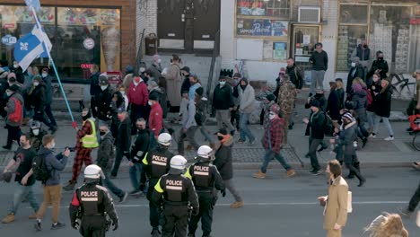 Polizisten-Mitten-In-Einem-Protest-Gegen-Die-Sperrmaßnahmen-In-Montreal