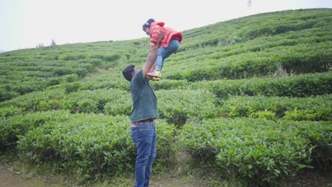 Padre-Asiático-Juega-Con-Su-Pequeña-Hija-Linda,-Tira-Aire-Y-Atrapa,-Vacaciones-En-El-Jardín-De-Té,-Padre-Soltero-Después-Del-Divorcio