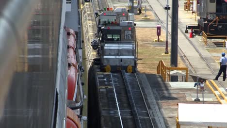 Narrow-space-in-between-the-ship's-hull-and-the-concrete-wall-of-the-chamber-at-Pedro-Miguel-Locks,-Panama-Canal