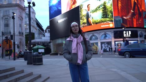 Junge-Frau-Schaut-Sich-Im-Picadilly-Circus,-London,-Großbritannien,-Weitwinkelaufnahme-Um