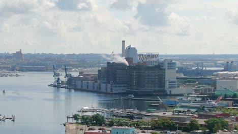 Rauch-Aus-Dem-Schornstein-Auf-Dem-Dach-Des-Domino-Sugar-Baltimore