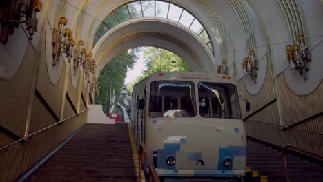 Incline-Hacia-Abajo-Desde-El-Techo-Ornamentado-Hasta-El-Carro-Del-Funicular-De-Kiev-En-La-Estación-Podil