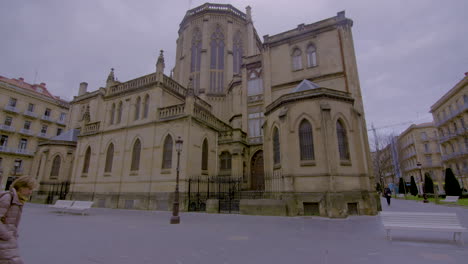 Persona-Caminando-Junto-Al-Buen-Pastor-De-La-Catedral-De-San-Sebastián