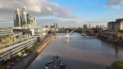 Espectacular-Empuje-En-Vista-Aerea-Del-Puente-De-La-Mujer-En-Puerto-Madero,-Buenos-Aires