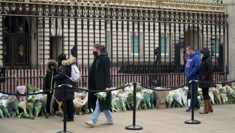 Blumen-Werden-Zum-Gedenken-An-Den-Tod-Von-Prinz-Philip-Vor-Dem-Buckingham-Palace-Niedergelegt