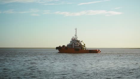 Remolcador-Navegando-Por-El-Océano-Atlántico-En-Bahia-Blanca,-Buenos-Aires,-Argentina