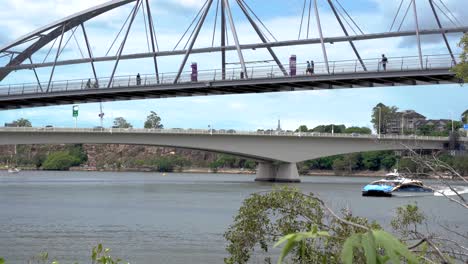 Brisbane-City-Hopper-Und-Citycat-Fähre,-Die-Tagsüber-über-Den-Brisbane-River-In-Brisbane-City-In-Der-Nähe-Von-Southbank-Fährt